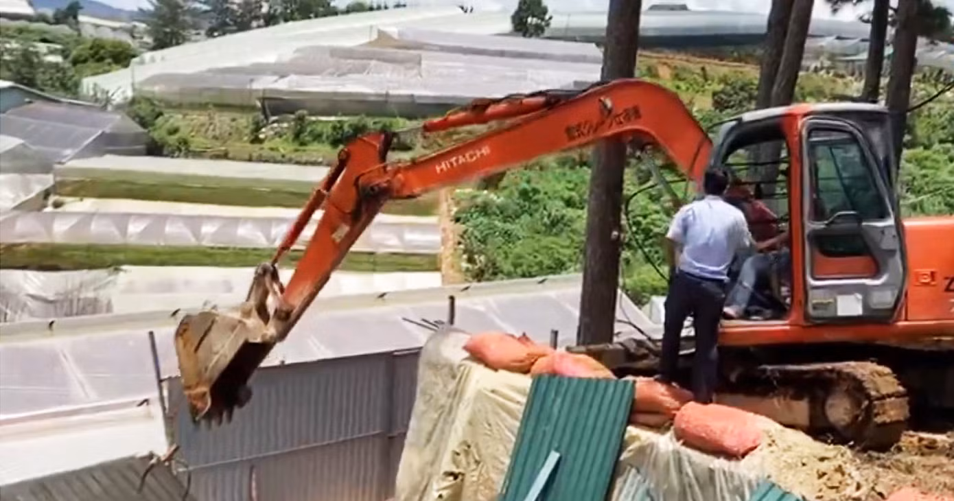 Lấn chiếm đất: Dân bị xử lý, cán bộ được bỏ qua? ảnh 1