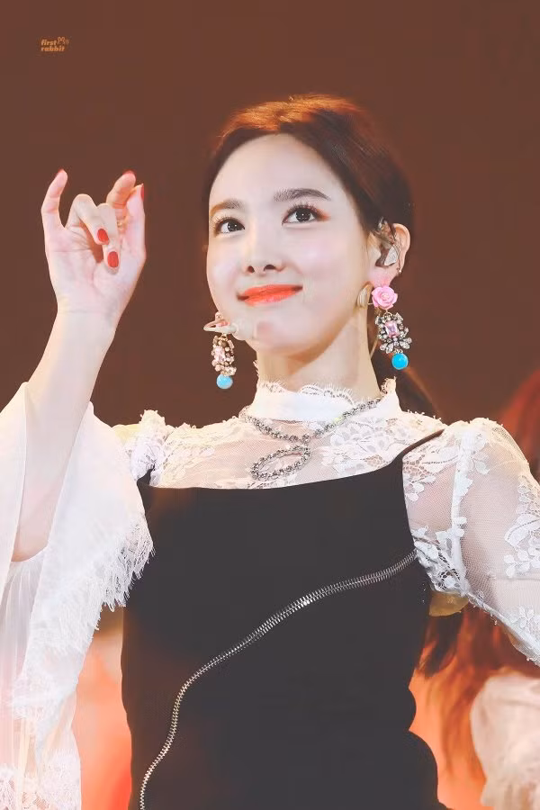 Thêm một nữ idol khiến netizen công nhận: Thay đổi dáng lông mày tạo nên phép màu cho khuôn mặt ảnh 4