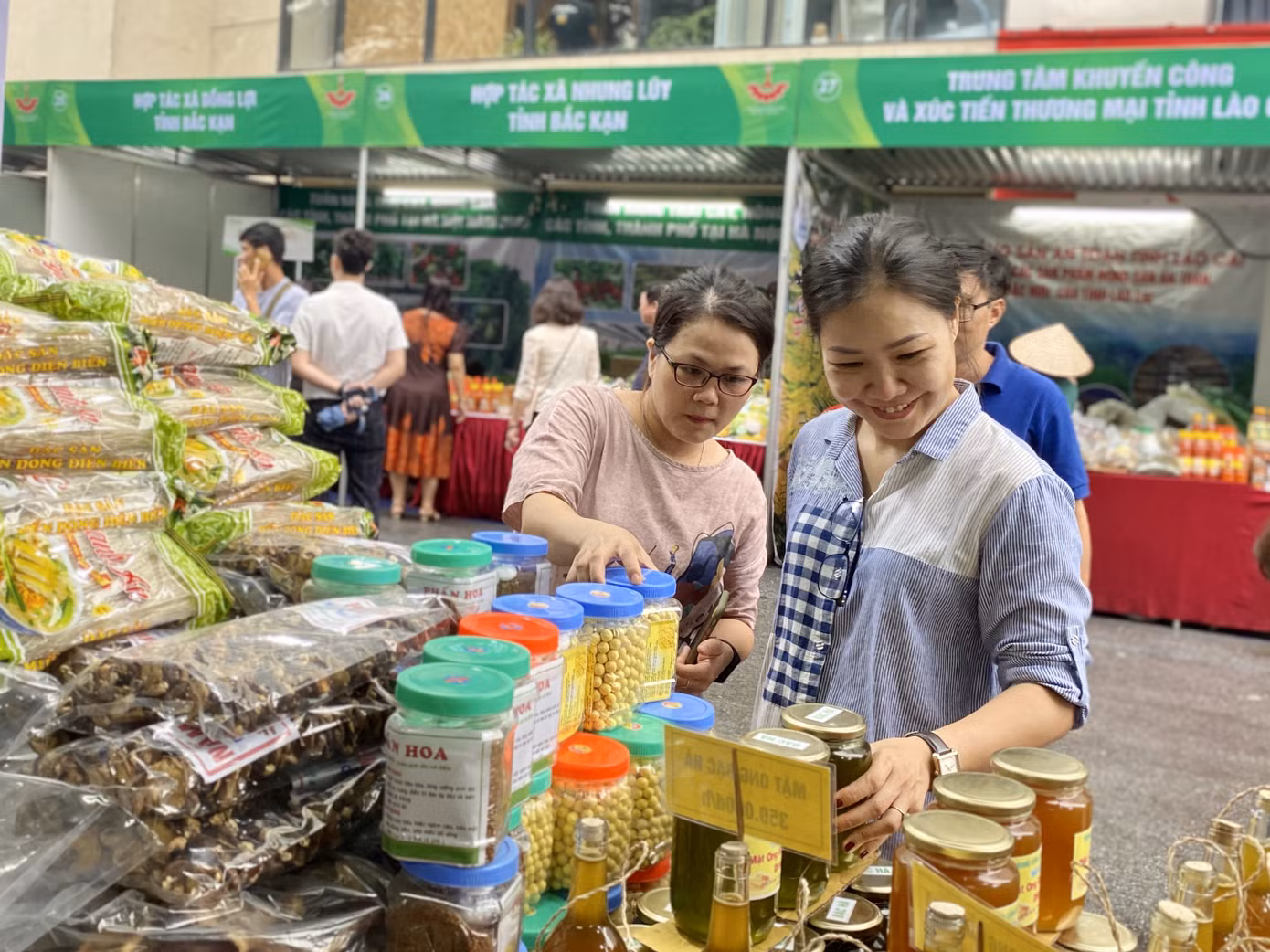 Cuối tuần, người dân Hà Nội ‘đội mưa’ đi mua đặc sản ảnh 4