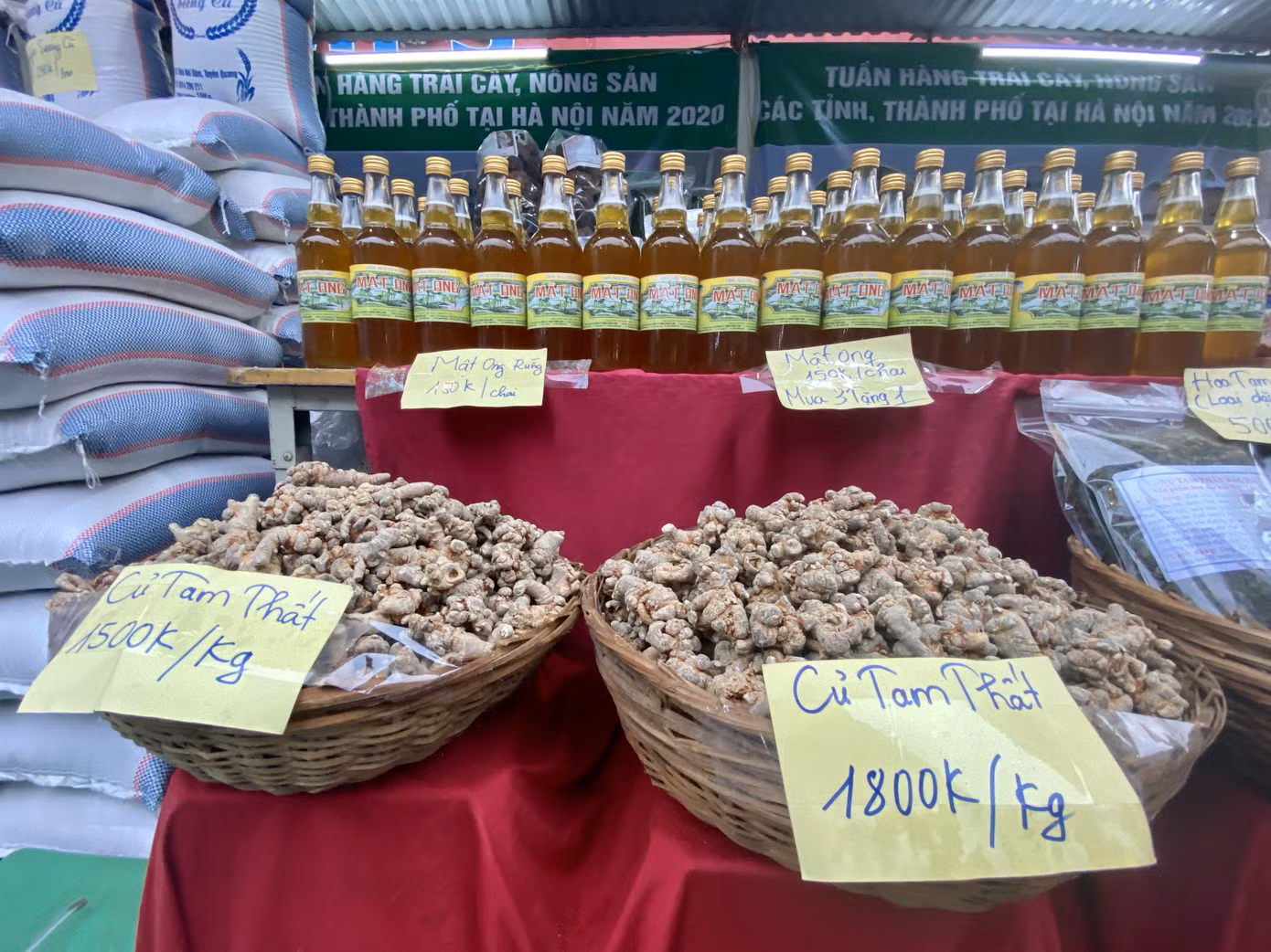 Cuối tuần, người dân Hà Nội ‘đội mưa’ đi mua đặc sản ảnh 2