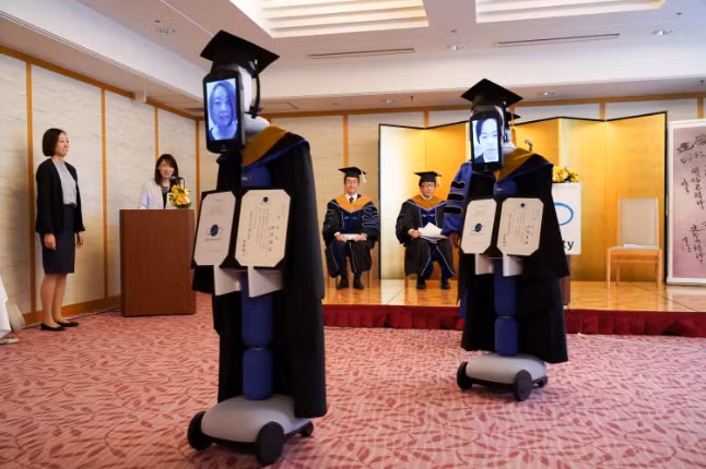Tốt nghiệp thời COVID-19: Giảng viên trao bằng cho robot, sinh viên nhận bằng online ảnh 2