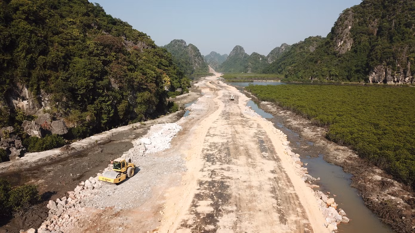 Trên công trường thi công đường bao biển hơn 2.000 tỷ nối TP Hạ Long - Cẩm Phả ảnh 4
