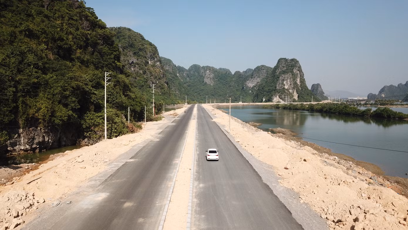 Trên công trường thi công đường bao biển hơn 2.000 tỷ nối TP Hạ Long - Cẩm Phả ảnh 3