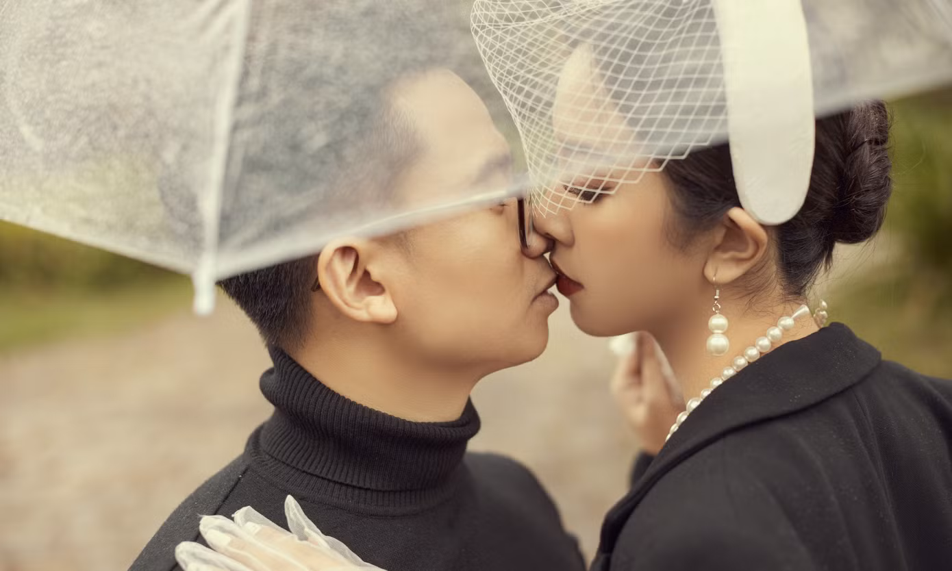 Nữ triệu phú 60 tuổi cởi áo khoe ngực trong show về giới siêu giàu châu Á gây ‘sốc’ ảnh 7