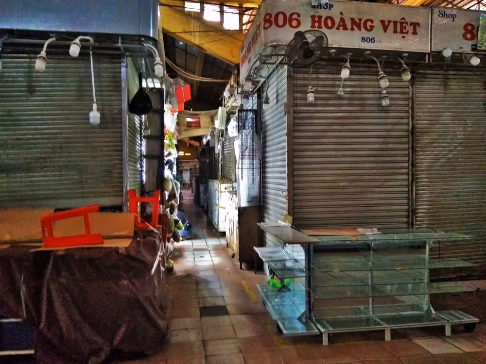 Cảnh vắng vẻ đìu hiu 'chưa từng thấy' ở chợ Bến Thành ảnh 7