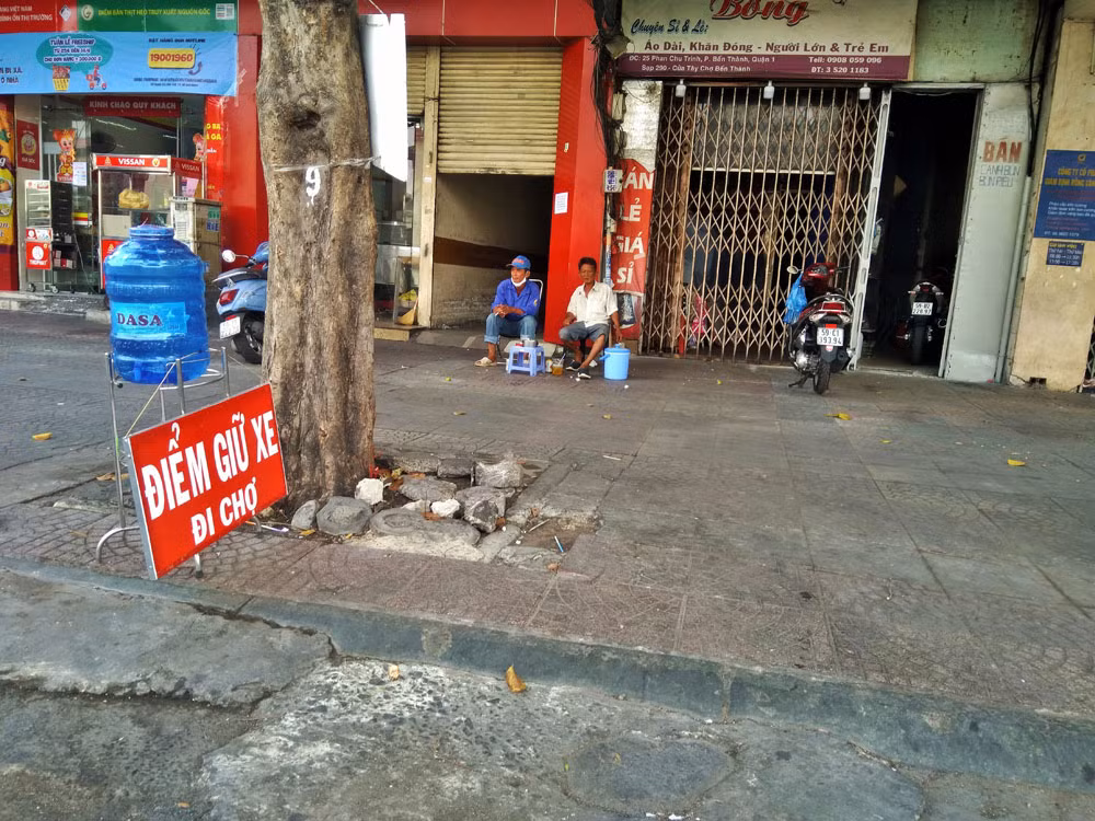 Cảnh vắng vẻ đìu hiu 'chưa từng thấy' ở chợ Bến Thành ảnh 5