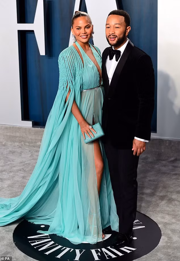 Siêu mẫu 'bốc lửa' Chrissy Teigen mặc xẻ sâu khoe ngực đầy nóng bỏng ảnh 2