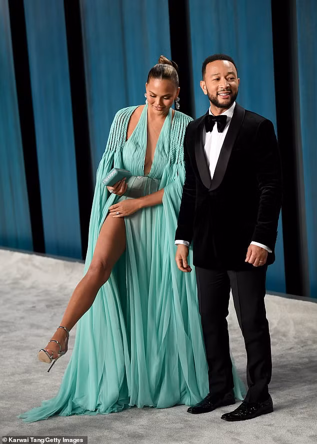 Siêu mẫu 'bốc lửa' Chrissy Teigen mặc xẻ sâu khoe ngực đầy nóng bỏng ảnh 4