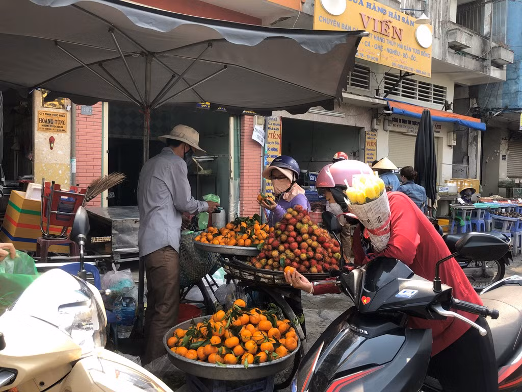 Giá nhiều loại thực phẩm tăng mạnh trước rằm tháng Chạp ảnh 3