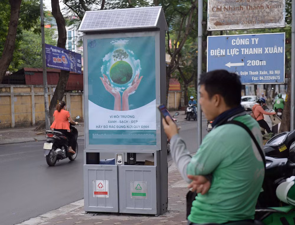 Thùng rác có mái che, tự sáng đèn trong đêm ở Hà Nội ảnh 2