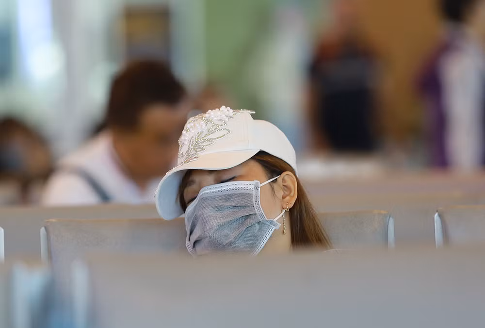 Hành khách tại sân bay Cần Thơ kín mít khẩu trang phòng chống virus Corona ảnh 12
