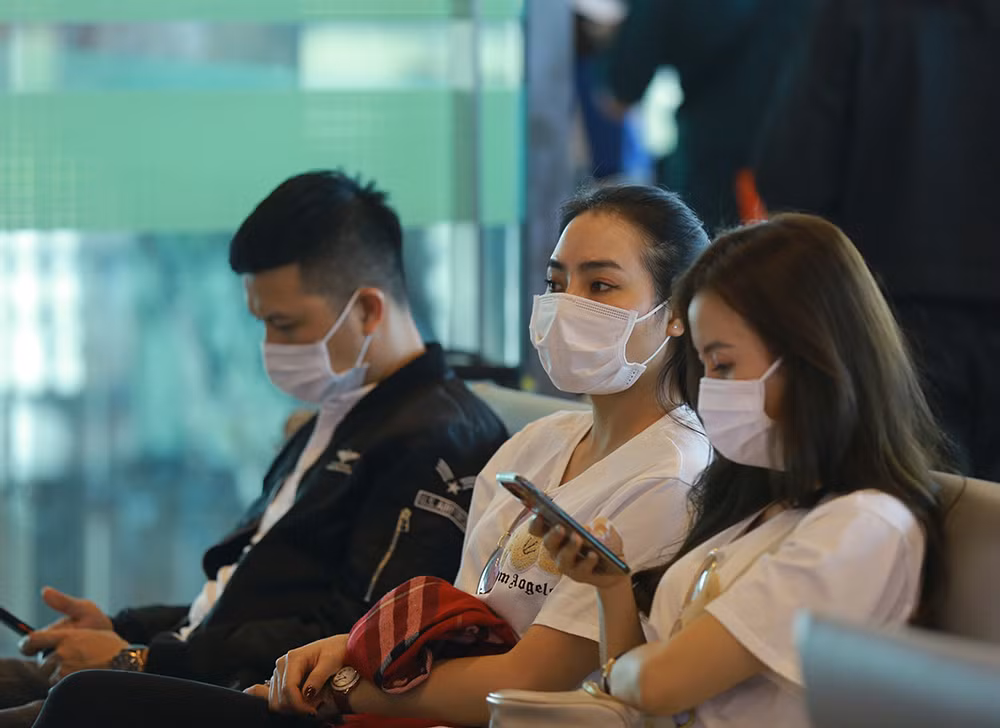 Hành khách tại sân bay Cần Thơ kín mít khẩu trang phòng chống virus Corona ảnh 8
