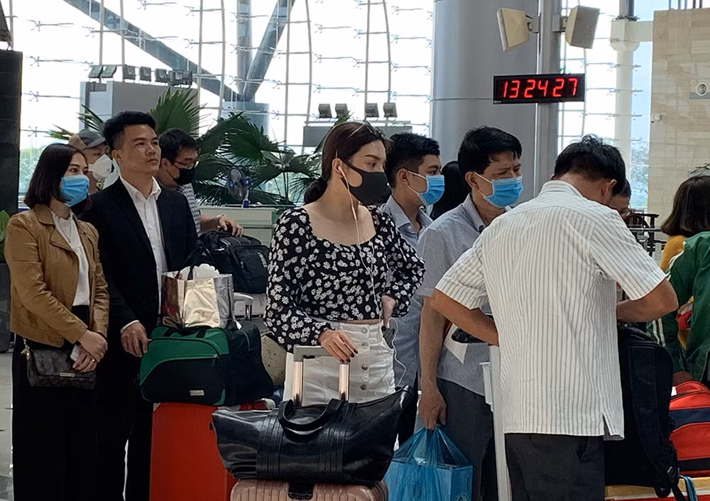 Hành khách tại sân bay Cần Thơ kín mít khẩu trang phòng chống virus Corona ảnh 3