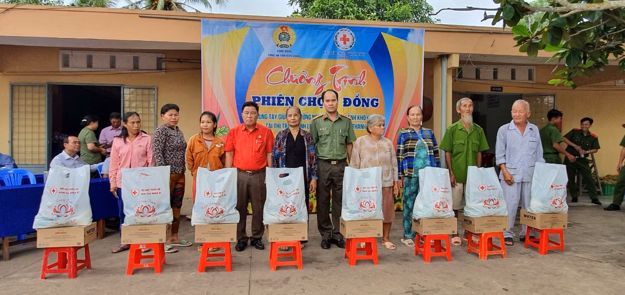 Cõng nước sạch ra xã đảo ảnh 1