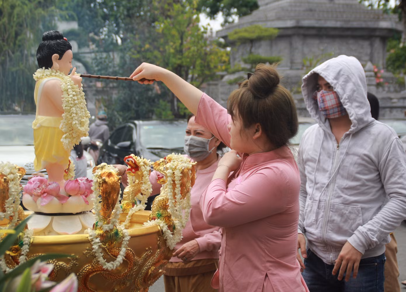 Người dân Sài Gòn đeo khẩu trang đi chùa ngày Phật đản ảnh 10