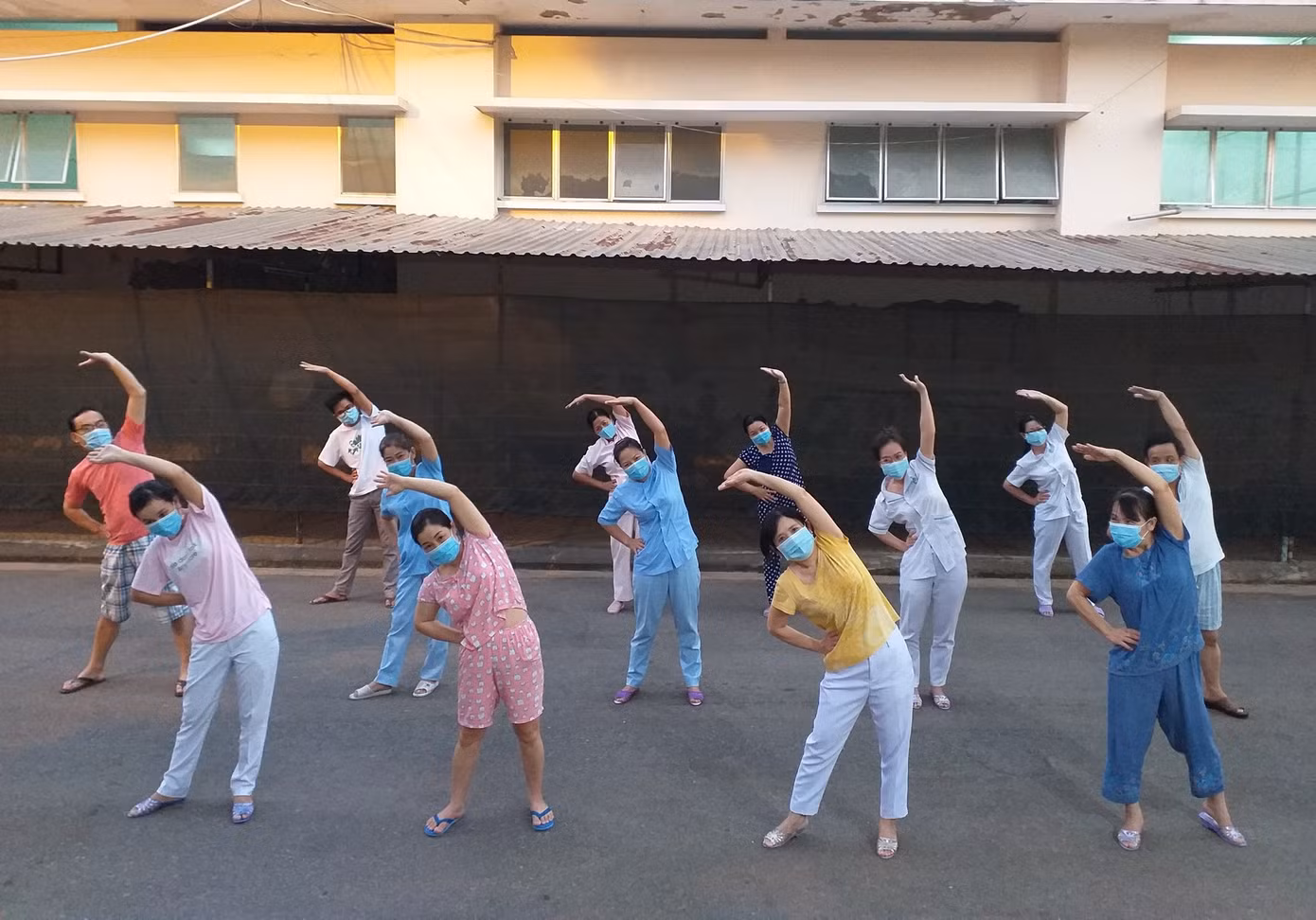 'Âm tính rồi, âm tính rồi. Cố lên, chúng ta sắp được ăn Tết rồi' ảnh 6