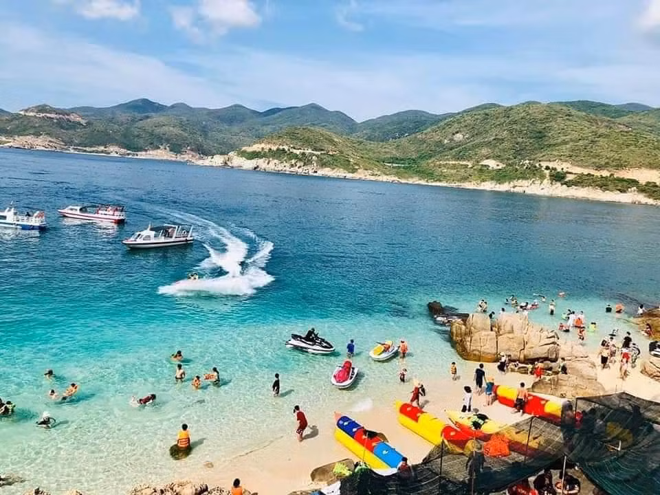 Du lịch 'trên trời, dưới đất' khắp nơi tắc nghẽn vào hè ảnh 1