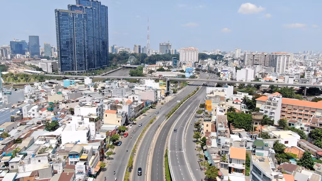 Con đường dài hơn 3km gánh cả 'rừng chung cư' ở Sài Gòn ảnh 1