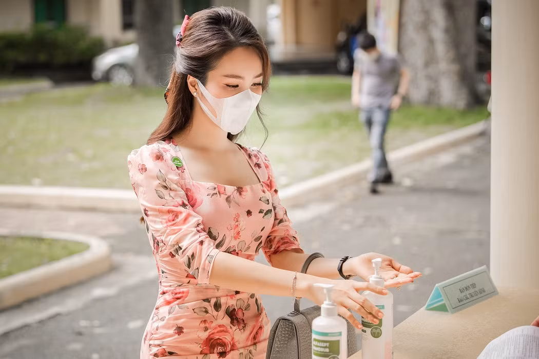 Á hậu Thụy Vân không quên đeo khẩu trang khi làm đại sứ phòng bệnh lao ảnh 1