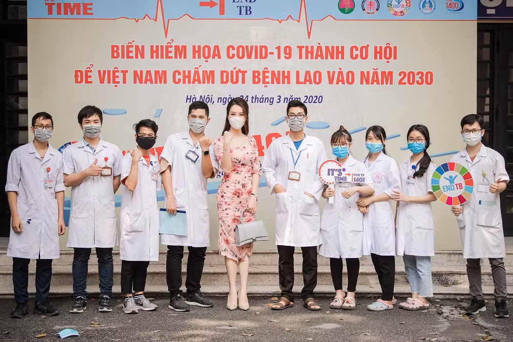 Á hậu Thụy Vân không quên đeo khẩu trang khi làm đại sứ phòng bệnh lao ảnh 3