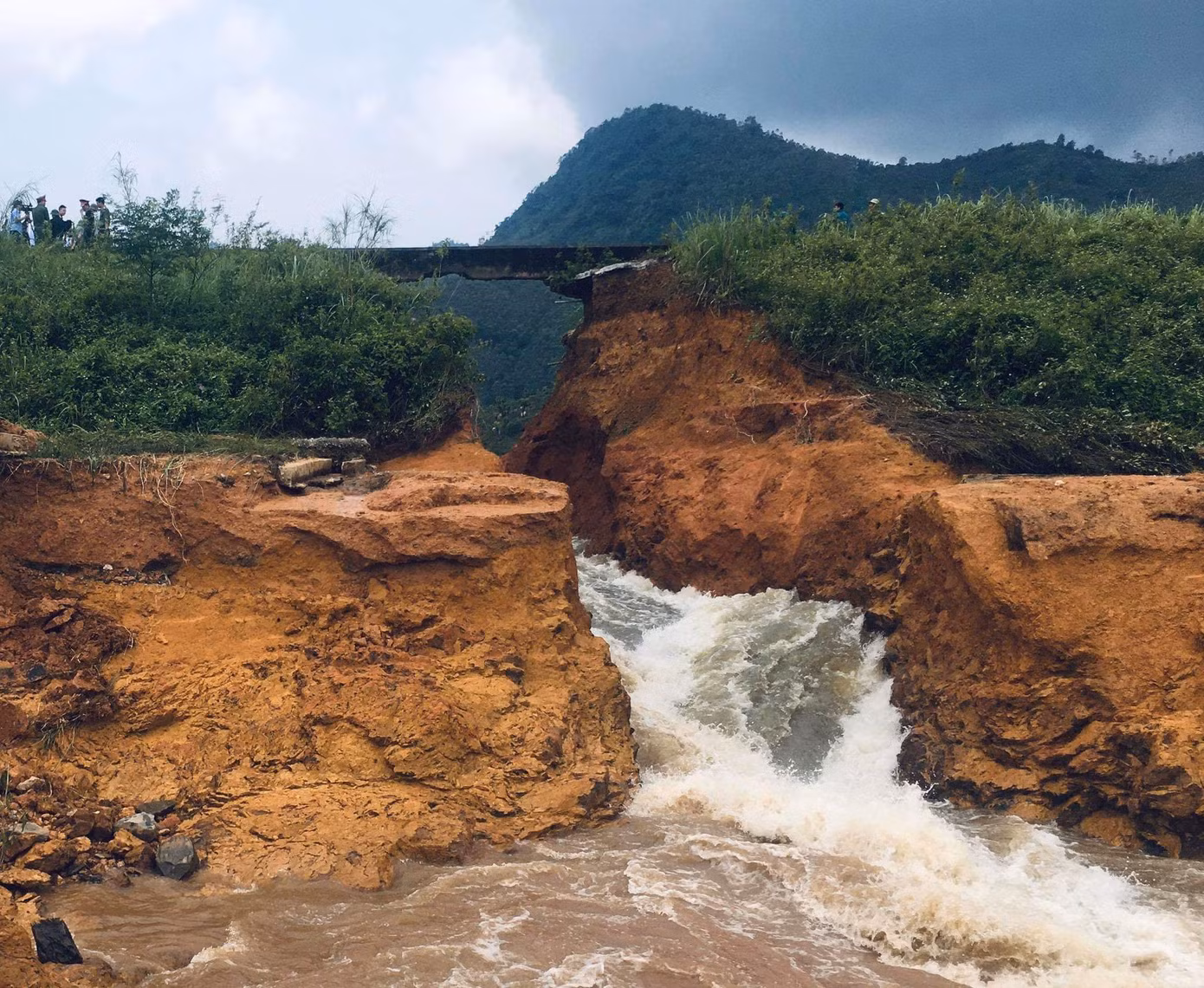 Giăng lưới đánh cá ở cửa biển, bất ngờ 'bắt được' súng quân dụng ảnh 4