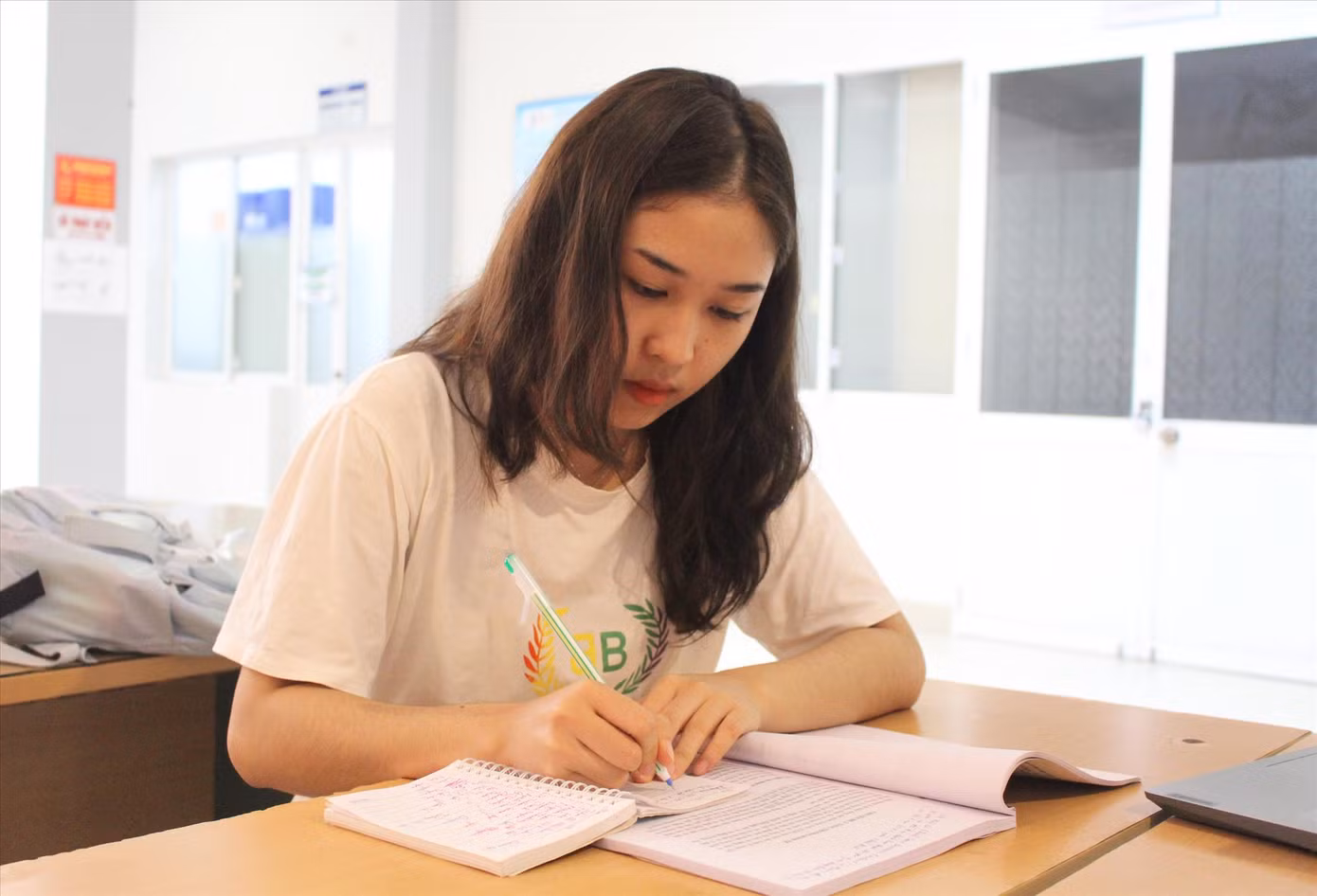 Người thầy 'giàu có' treo thưởng cho học trò là mì tôm, cá khô ảnh 3
