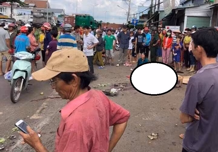 Thùng container văng vào nhà dân khiến 2 người thương vong ảnh 2