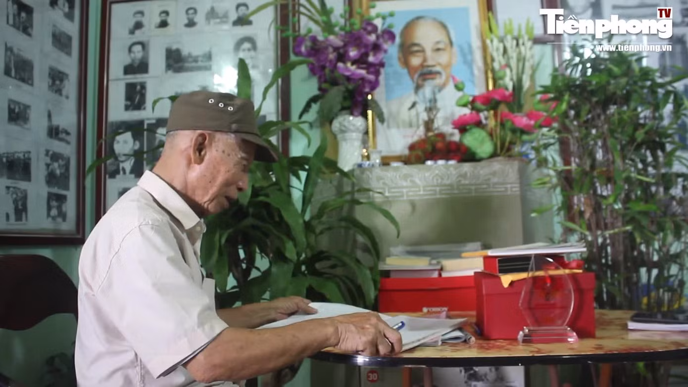 Chiêm ngưỡng đầm sen trắng thơ mộng hiếm thấy ở Hà Nội ảnh 3
