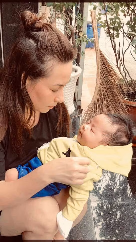 Phi Nhung nhận đứa con nuôi thứ 23 gây xúc động ảnh 1