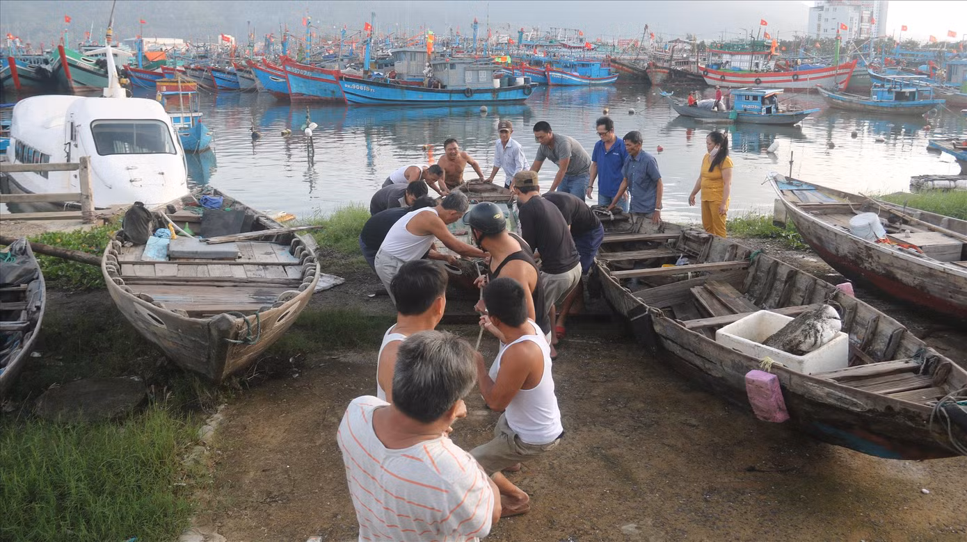 Bão số 13 đột ngột mạnh lên, giật cấp 17, cực kỳ nguy hiểm ảnh 2