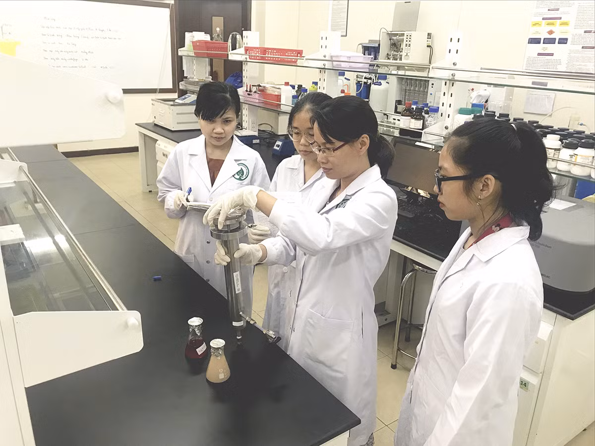 Cột điện 'nở hoa' nhờ bàn tay khéo léo của đoàn viên ảnh 10