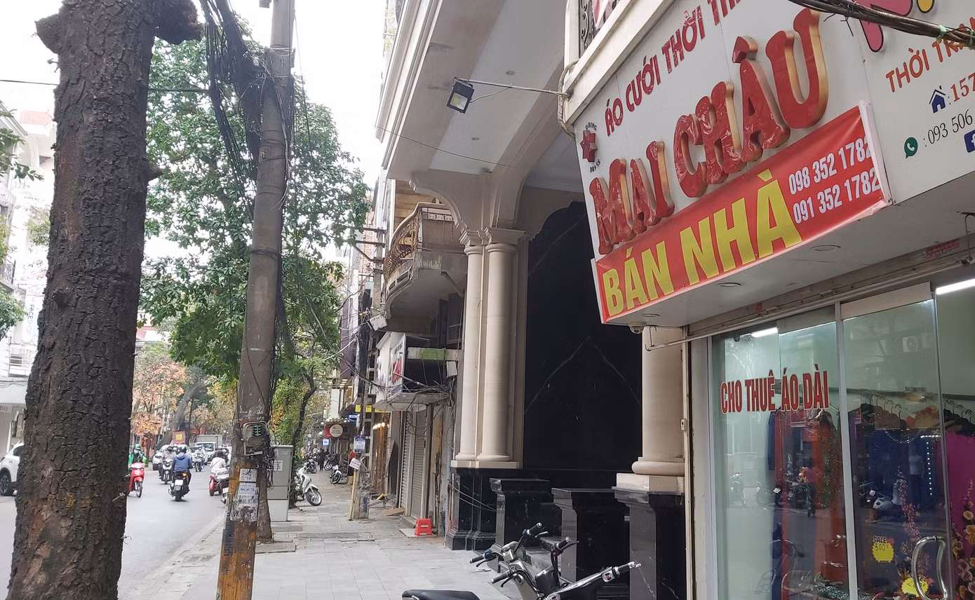 Hàng loạt khách sạn, cửa hàng Hà Nội treo biển cho thuê sau Tết ảnh 1