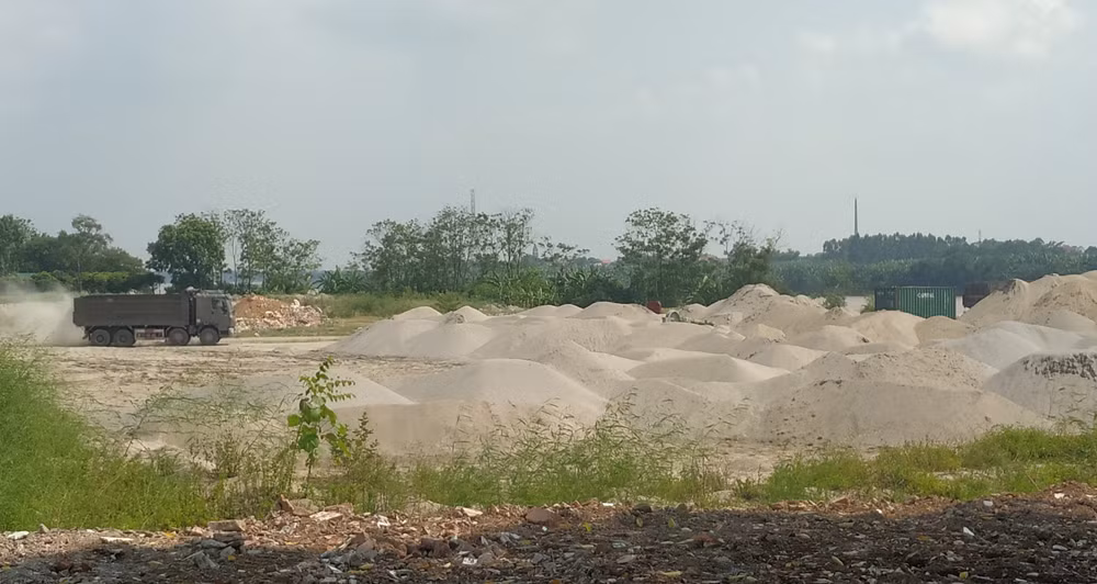 Nhan nhản trạm bê tông, bãi cát trái phép ở đoạn đê sông Hồng bị cày nát ảnh 6