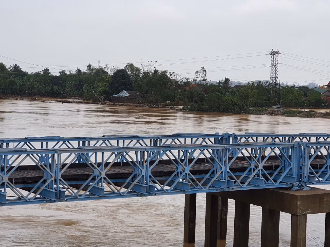 Người dân Quảng Trị mòn mỏi chờ lũ rút để được nấu cơm ảnh 7