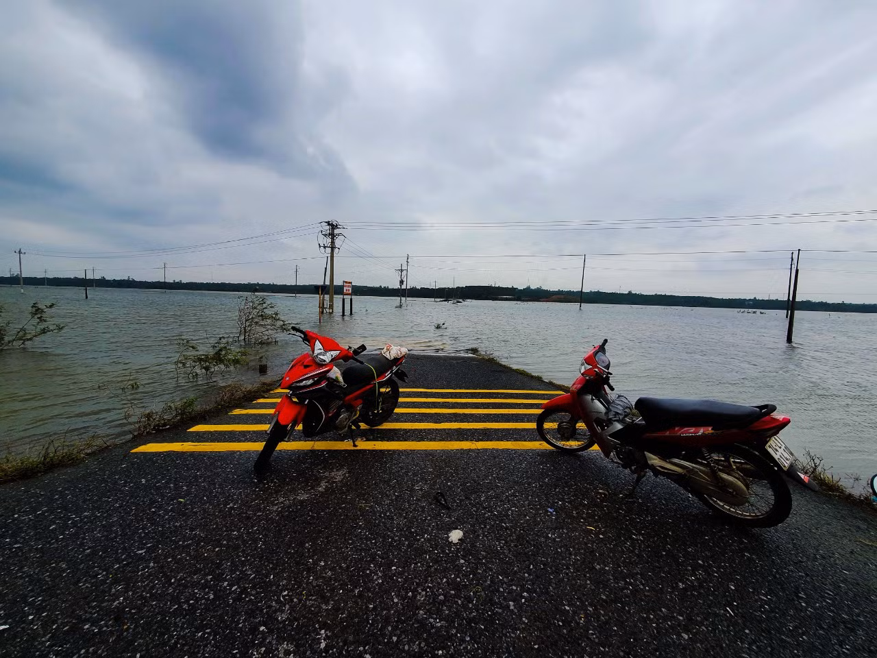 Người dân Quảng Trị mòn mỏi chờ lũ rút để được nấu cơm ảnh 4