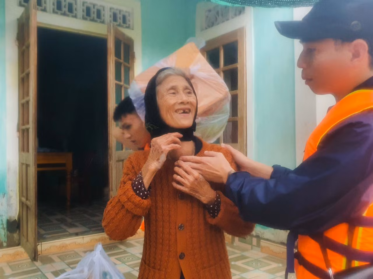 Người dân Quảng Trị mòn mỏi chờ lũ rút để được nấu cơm ảnh 18