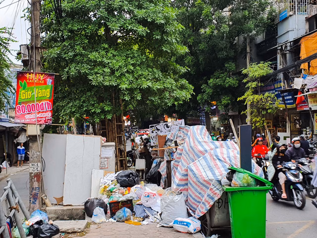 Dân chặn xe vào Nam Sơn, rác lại 'bao vây' đường phố Hà Nội ảnh 11