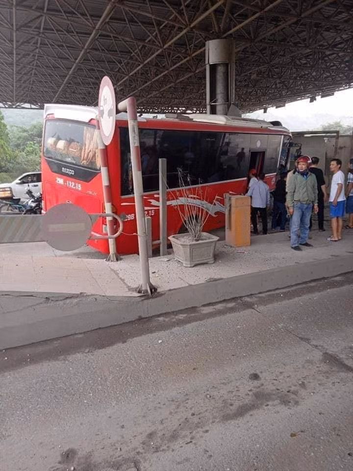 Xe khách đâm nát ca-bin trạm thu phí, 5 người bị thương ảnh 2