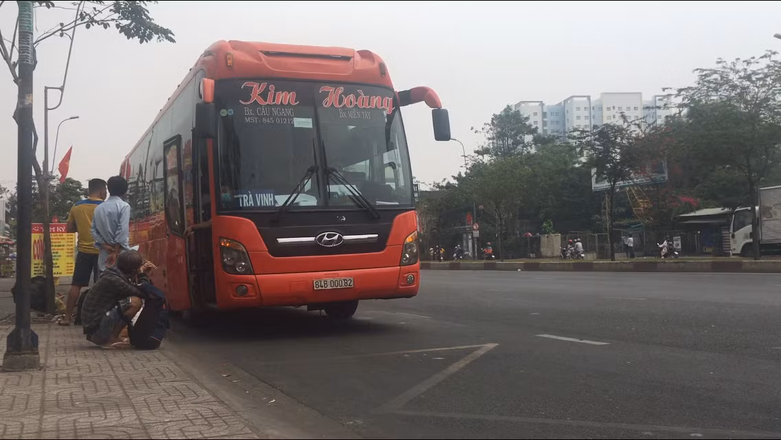 Xe dù, bến cóc 'đại náo' cửa ngõ phía Nam TPHCM ảnh 6