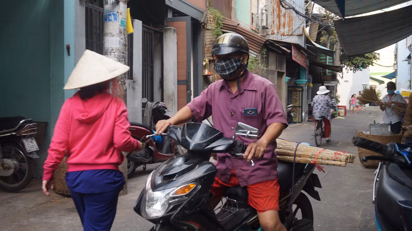 Người Sài Gòn tất bật làm chổi đót bán Tết ảnh 11