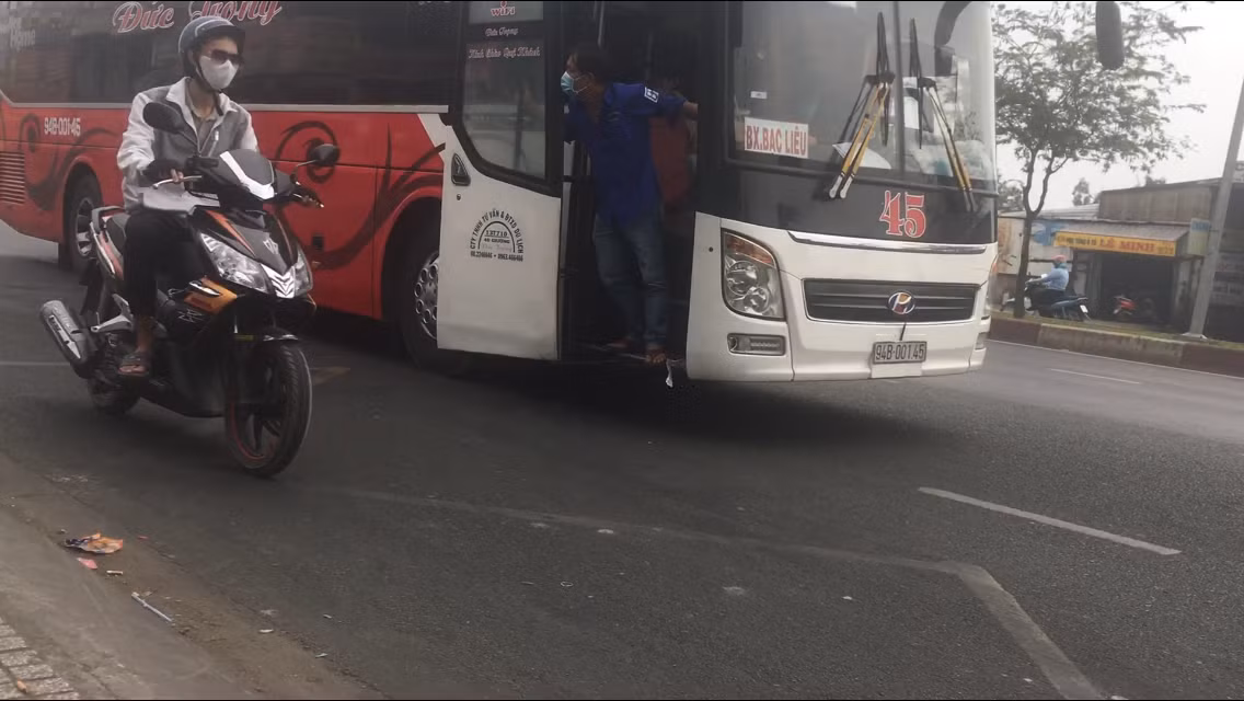 Xe dù, bến cóc 'đại náo' cửa ngõ phía Nam TPHCM ảnh 3