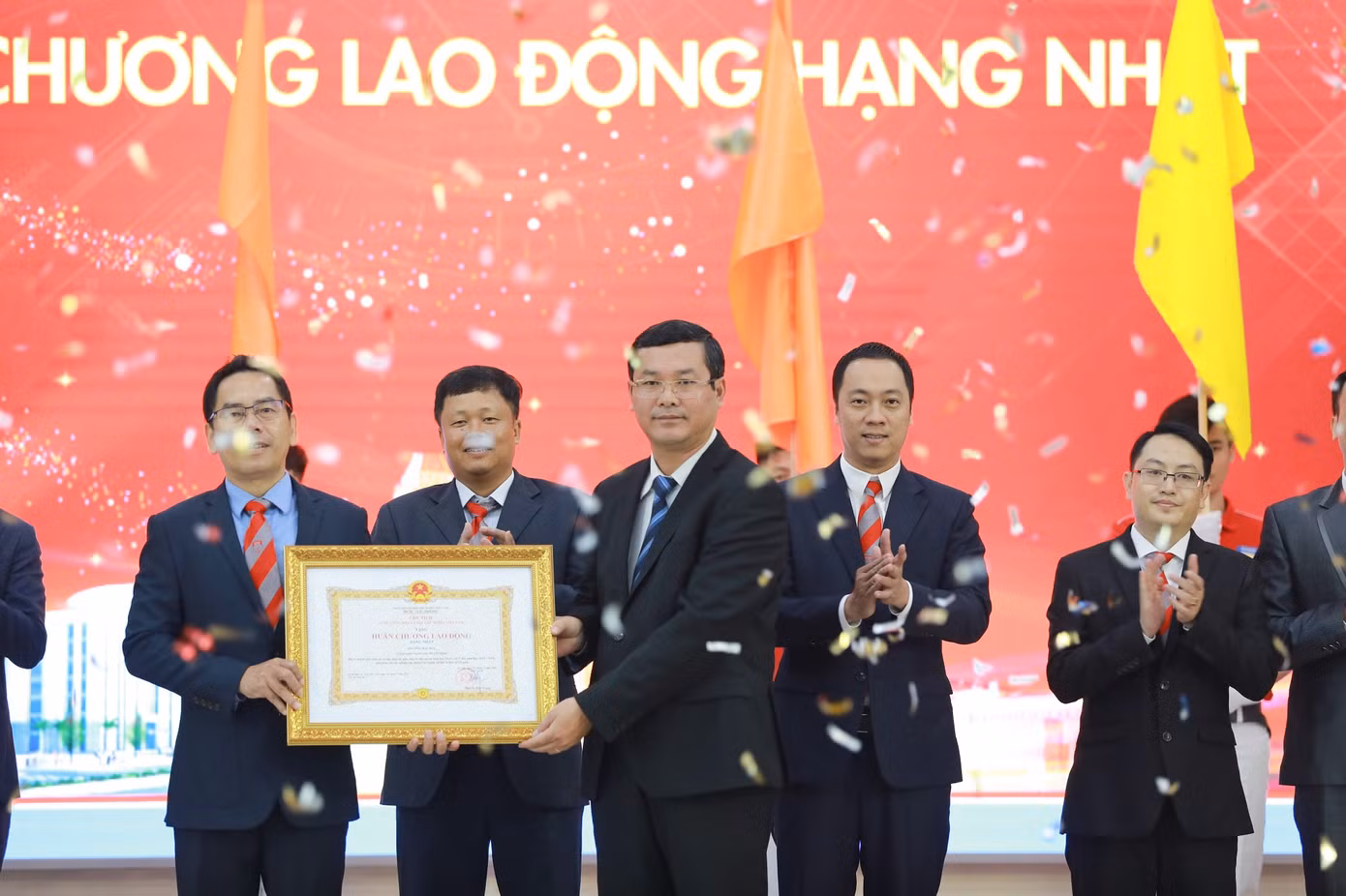 Lớp học miễn phí của bà lão bán vé số ảnh 14