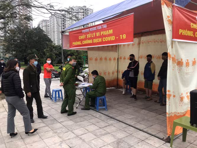 Hà Nội: Lập chốt, kẻ vạch sơn nơi công cộng, siết chặt giãn cách xã hội ảnh 15