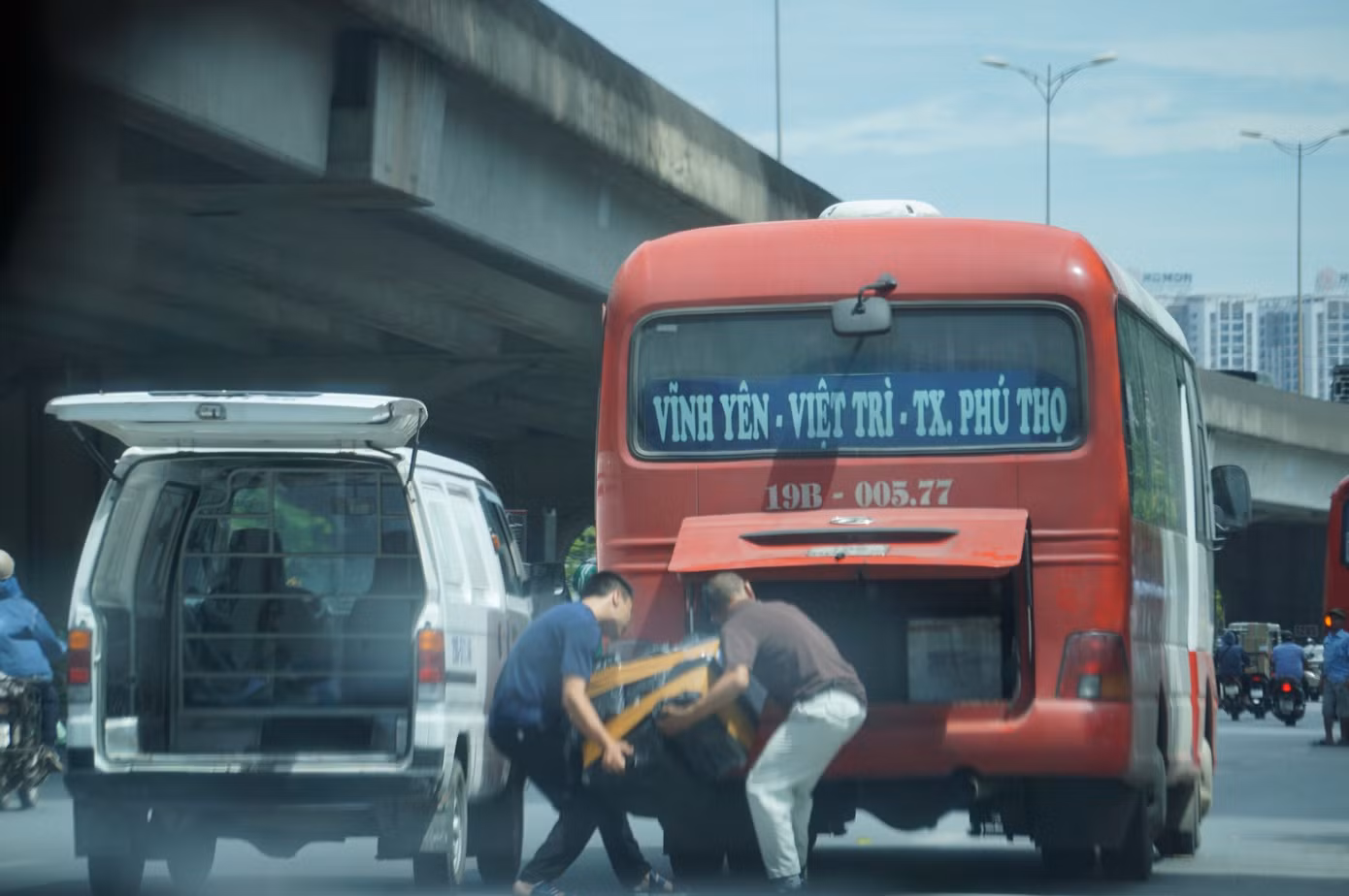 Cảnh sát hóa trang, dùng 'mắt thần' xử lý xe khách rùa bò ở Hà Nội ảnh 5