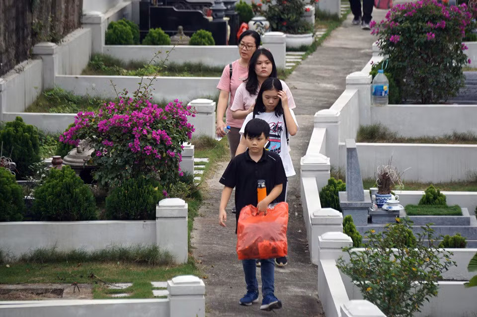 Người dân Thủ đô đưa con cháu lên Hòa Bình tảo mộ trước Tết ảnh 9