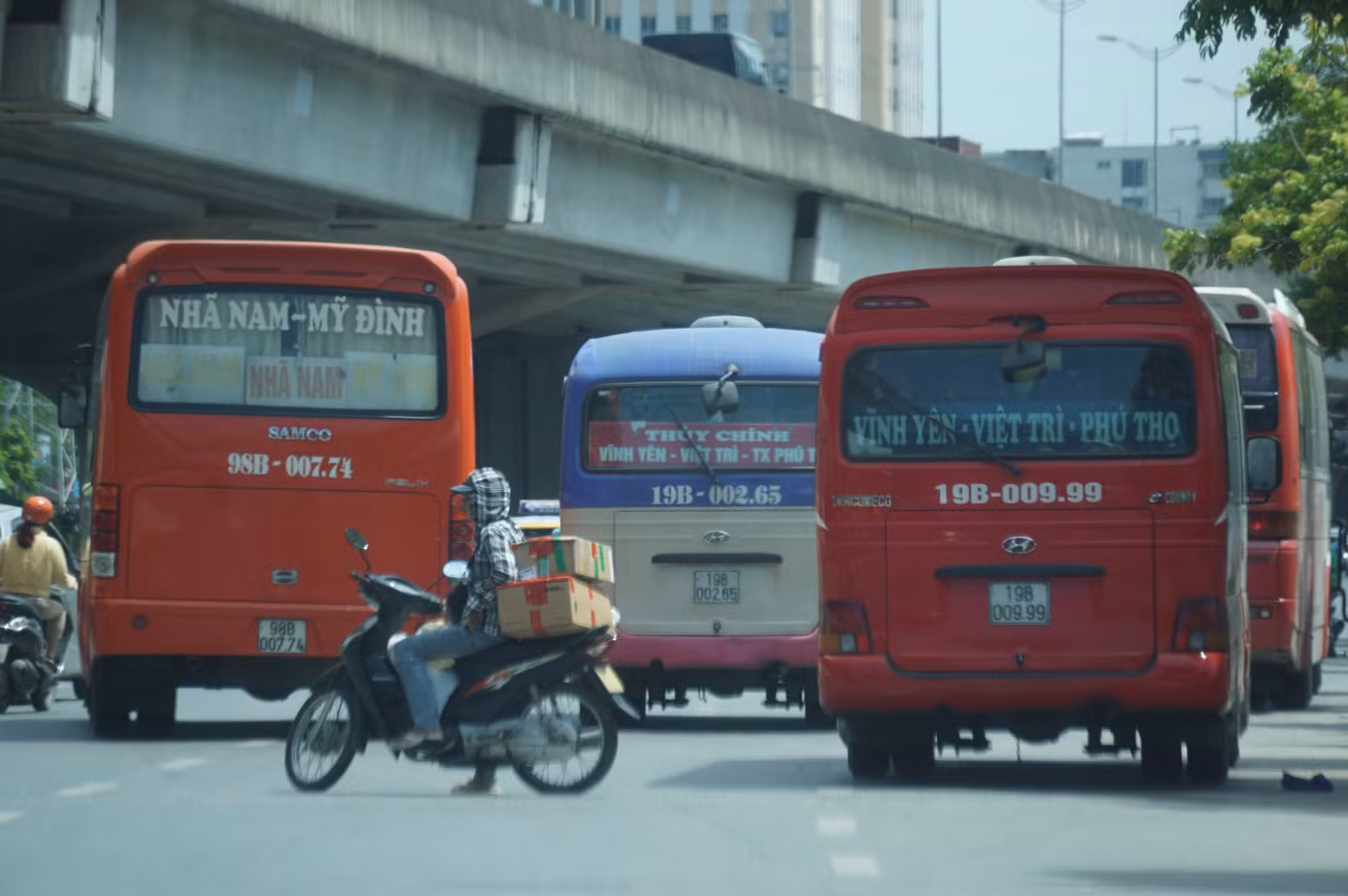 Cảnh sát hóa trang, dùng 'mắt thần' xử lý xe khách rùa bò ở Hà Nội ảnh 6
