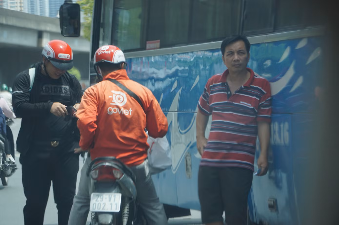 Cảnh sát hóa trang, dùng 'mắt thần' xử lý xe khách rùa bò ở Hà Nội ảnh 7