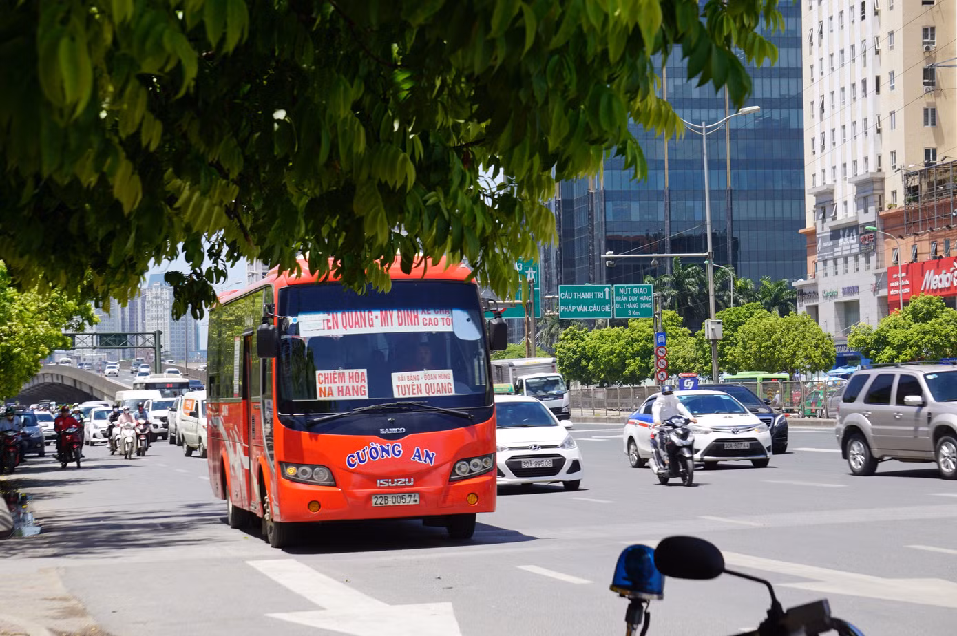 Cảnh sát hóa trang, dùng 'mắt thần' xử lý xe khách rùa bò ở Hà Nội ảnh 8