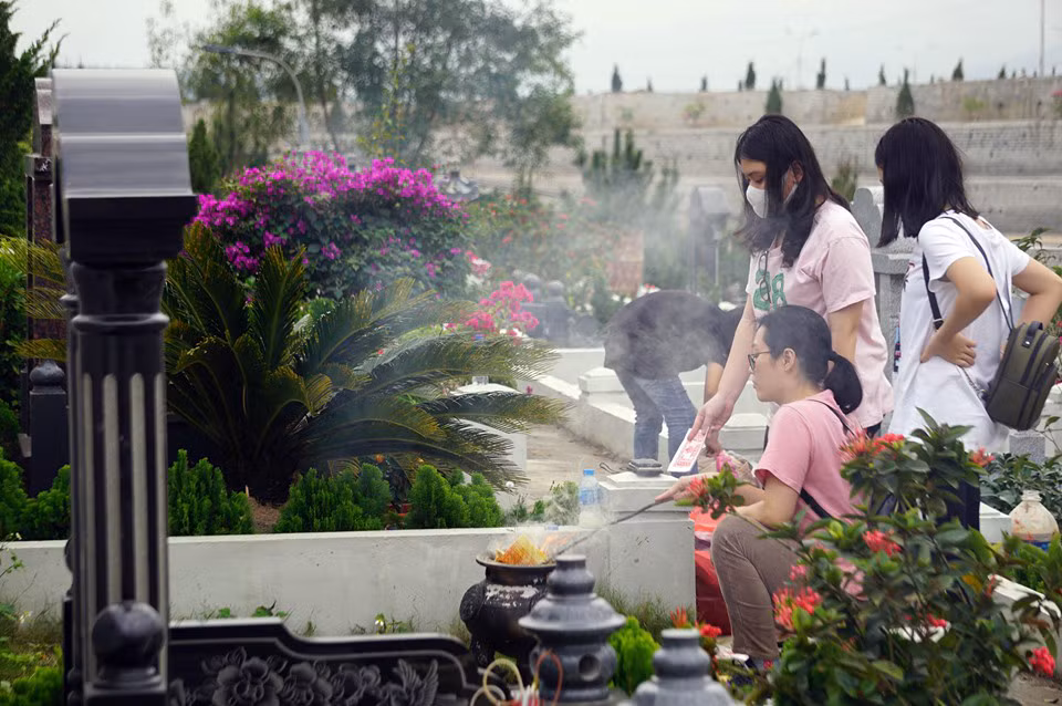 Người dân Thủ đô đưa con cháu lên Hòa Bình tảo mộ trước Tết ảnh 8