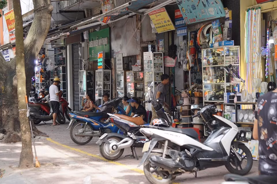 Nhiều tiểu thương chiếm dụng vỉa hè ở chợ Trời bị xử lý ảnh 2